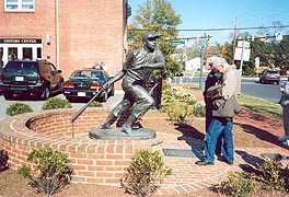 [photo, William (Swish) Nicholson statue, North Cross St., Chestertown, Maryland]